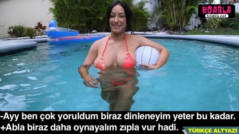 ablamla havuzda voleybol oynuyoruz zipladikca memeleri hopluyor.jpg