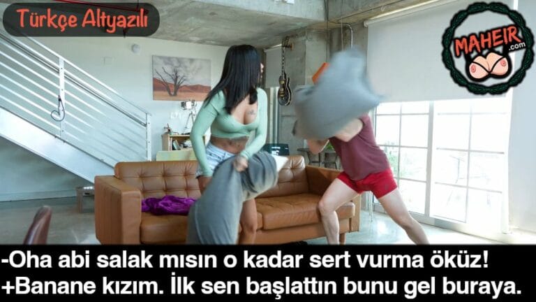 ablasiyla yastik savasi yaparken kizi elleyip zevke geliyor.jpg
