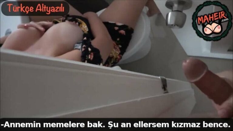 annemi banyoda masturbasyon yaparken gorunce gizlice izledim.jpg