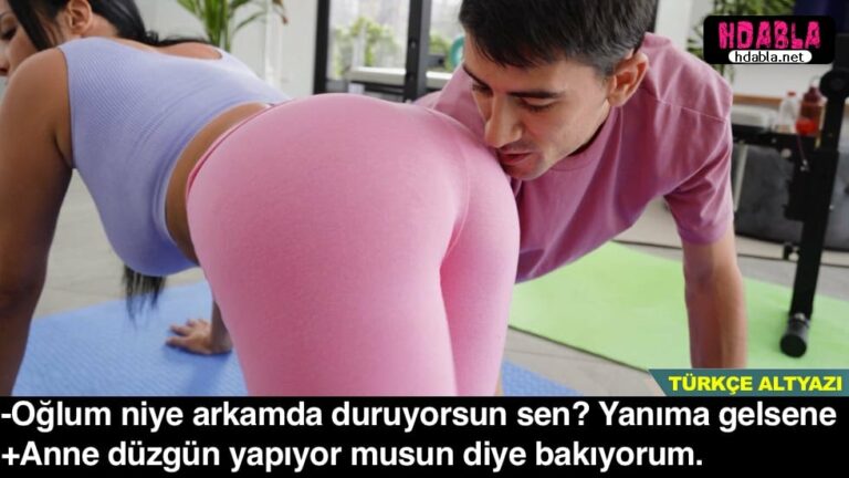 annesi yoga yaparken gizlice arkadan yaklasip gotunu kokluyor.jpg