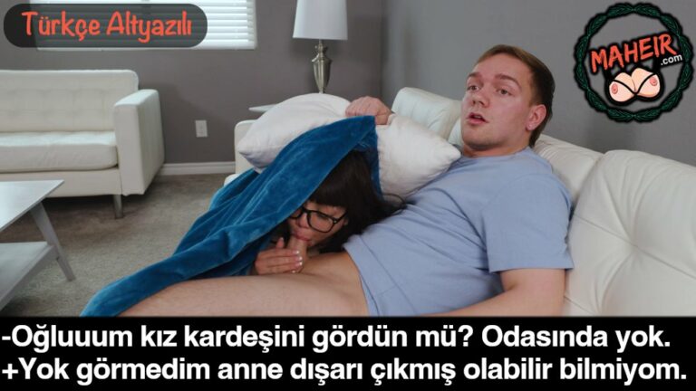bizimkiler evdeyken salonda kiz kardesimin agzini sikiyorum.jpg