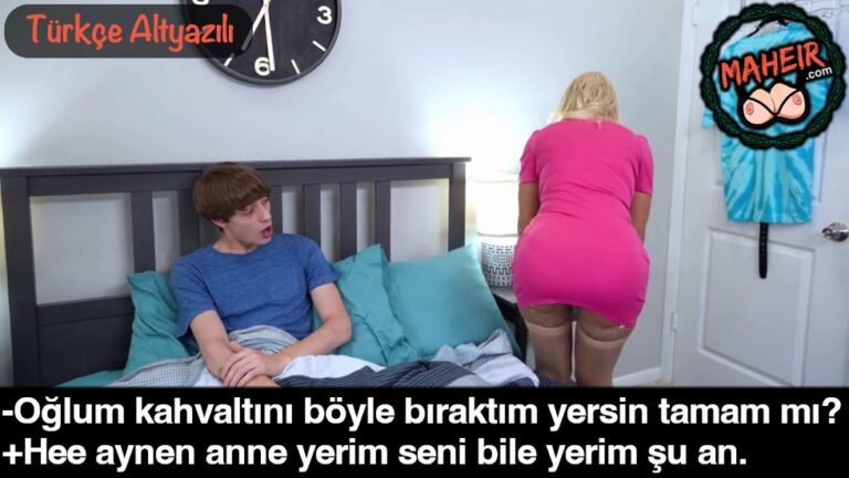 edepsiz oglan kisacik elbise giyen annesinin gotune bakiyor.jpg
