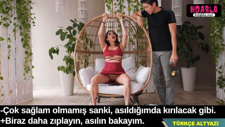 eve gelen koltuk tamircisi evli kadinin etek altina bakiyor.jpg