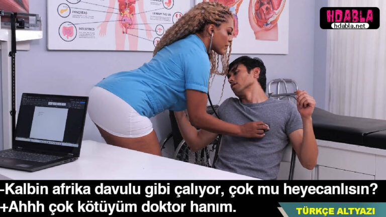 kalbi dinlenirken kadin doktorun memelerini suzuyor.jpg