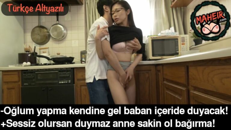 karaktersiz oglan asyali annesini mutfakta zorla elliyor.jpg