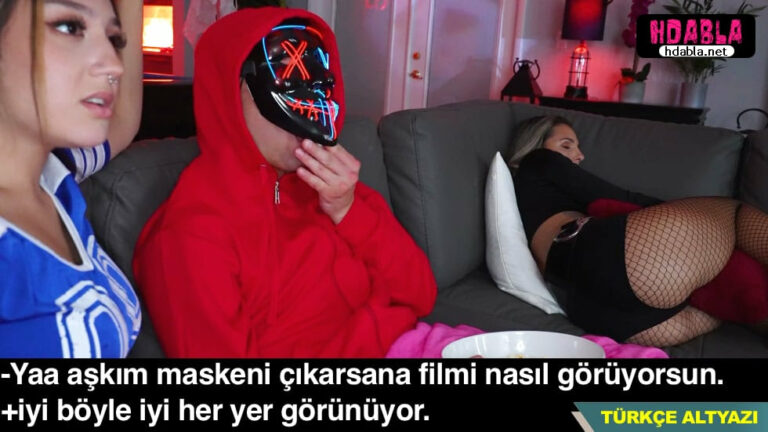 kiz arkadasimla film izlerken salakta anasinin gotune bakiyorum.jpg