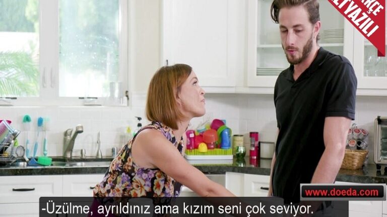 kizinin eski sevgilisine kendini siktirerek teselli eden anne.jpg