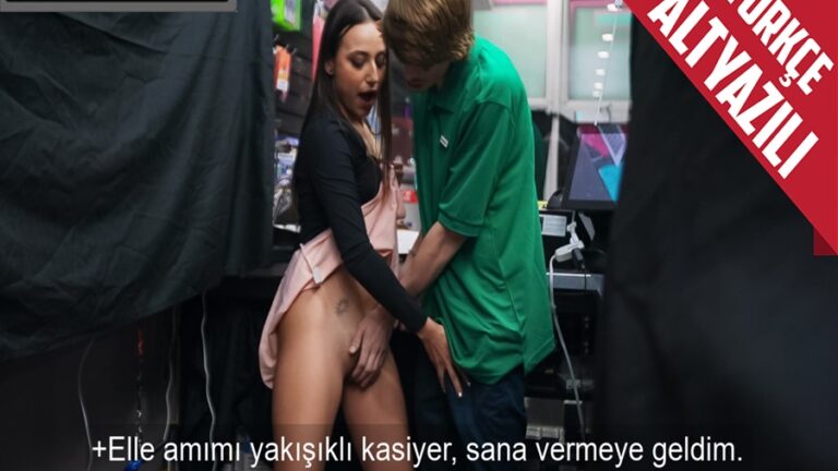 kizlar toplanip gece arabayla tur atarken sabaha kadar acik marketin kasiyeriyle sikisti.jpg