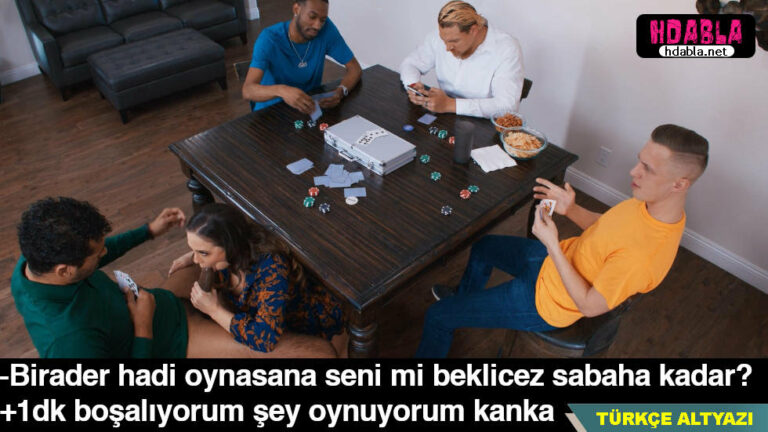 kocasinin eve gelen arkadaslarina masa altindan sakso cekiyor.jpg