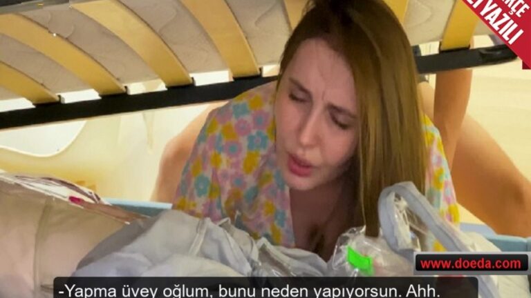kulotsuz temizlik yaparken yataga sikisan uvey annesine soktu.jpg