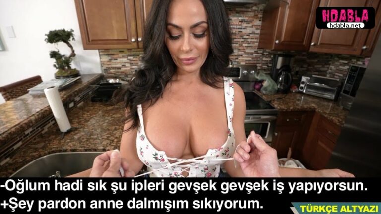 ogluna tisortunun onunu baglatan anne memelerine baktigini fark etti.jpg