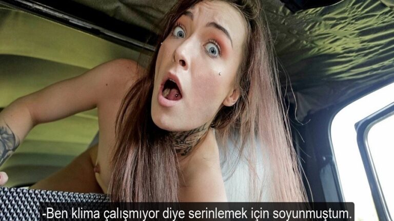 takside ateslenen kadin klima bozulunca soyunarak ferahladi.jpg