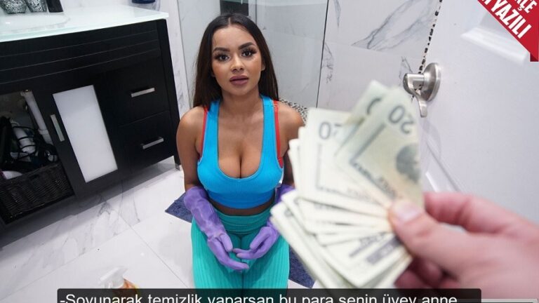 temizlige gelen annesinin en yakin arkadasini parayla soyundurdu.jpg