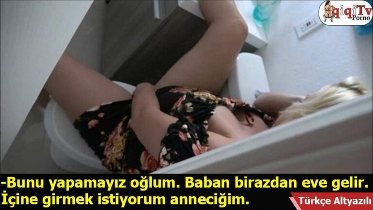 tuvalette yakaladigi annesini bosaltmadan birakmiyor.jpg