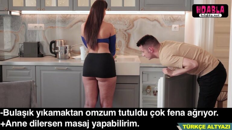uvey annem bulasiklari yikarken seksi bacaklarini kestim ic gecirdim.jpg