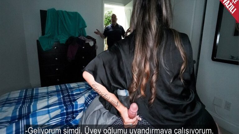 uvey oglunu uyandirirken yanlislikla sikine dokunan mature delirdi.jpg