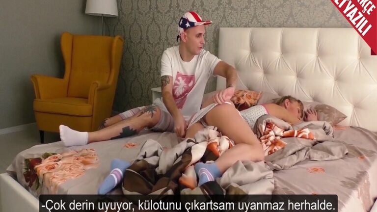 uyurken kulotunu cikarip ansizin sokunca zevkten karsi gelemedi.jpg