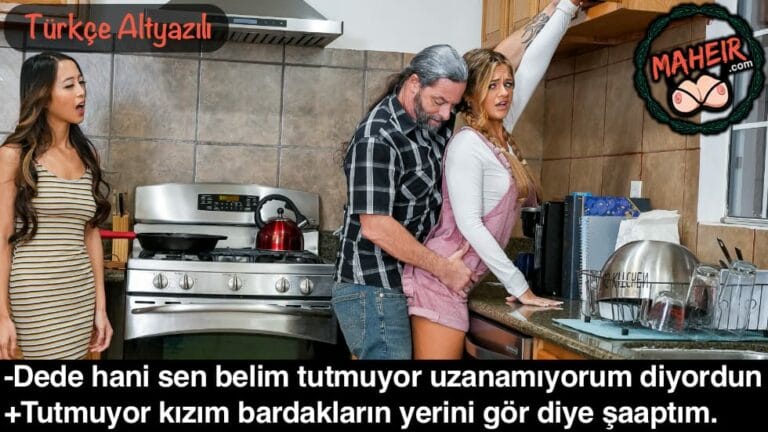 yasli adam dolaba bardak koyan torununa arkadan yasliyor.jpg