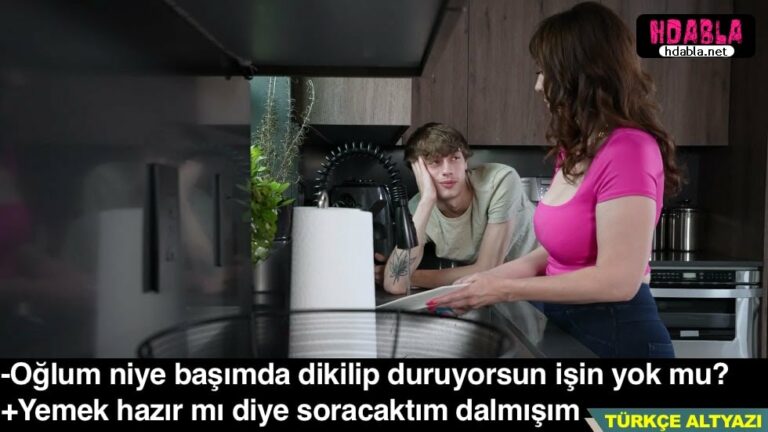 yasli annesi bulasik yikarken basina dikeldi dekolteyi kesti.jpg