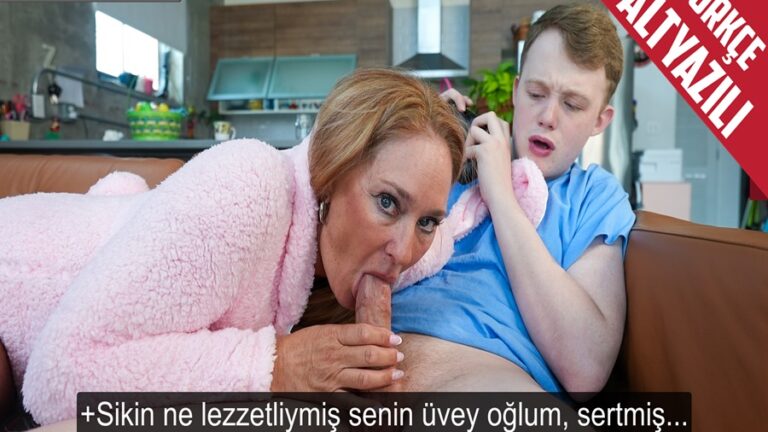 yasli uvey annesinden nefret eden oglan sikini acip buzusup dudaklariyla emdirdi.jpg