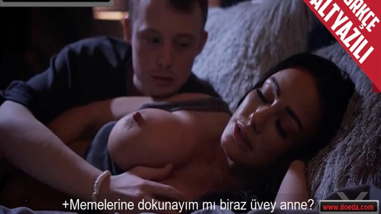 yorucu bir gecenin ardindan uvey annesiyle uyurken memelerini oksayip mest etti.jpg