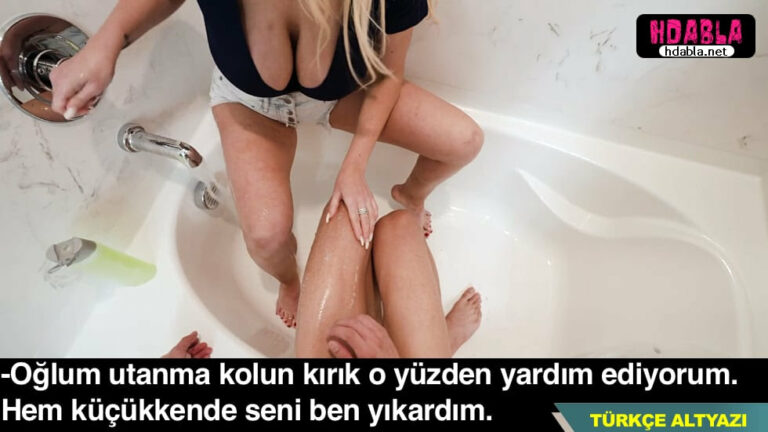 annem bana banyo yaptirirken memelerini gordum seyim kalkti.jpg