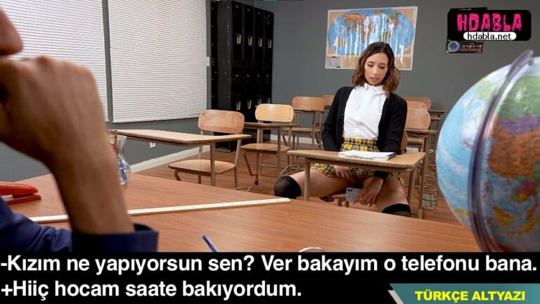 liseli kiz etek altini cekip manitasina atarken hocaya yakalandi.jpg