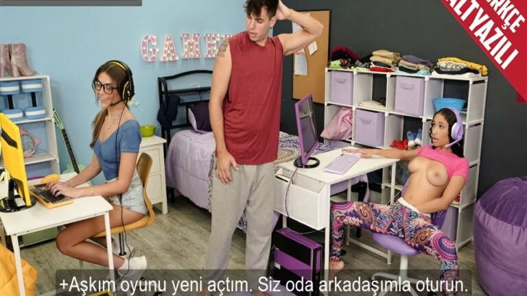 oyuncu sevgilisi oyundan kalkmayinca mola veren ev arkadasiyla seks oyunu acti.jpg