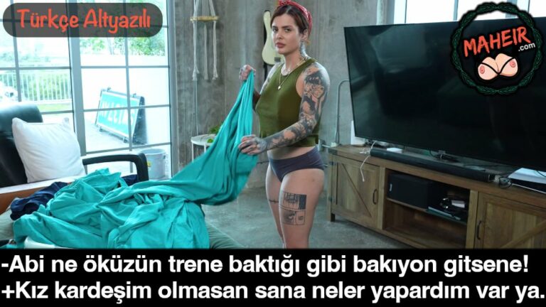 yari ciplak camasir katlayan kiz kardesine sulaniyor.jpg