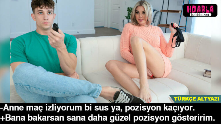 salonda mac izlerken annem bana bakip frikik veriyor kulodu cikarmis.jpg