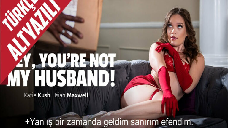 evlilik yildonumleri icin salonda kocasini beklerken kargocu zenci geldi.jpg