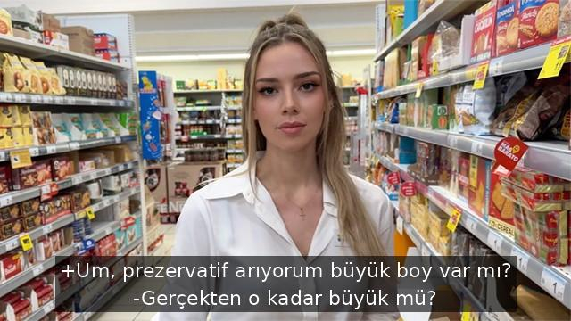 sikisemedigi icin cok azan seksi market calisani siki buyuk musterisini soyunma kabininde yaliyor.jpg