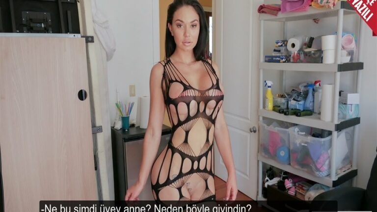 yardim etmesi icin bedenini rusvet olarak sunan uvey anne.jpg