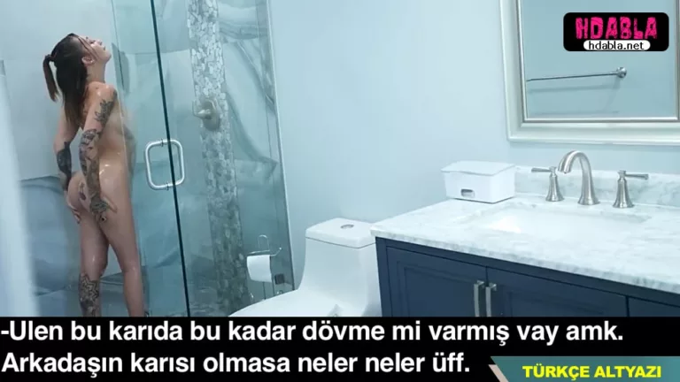 arkadasimin erik gibi karisi dus alirken kapiyi acik birakmis